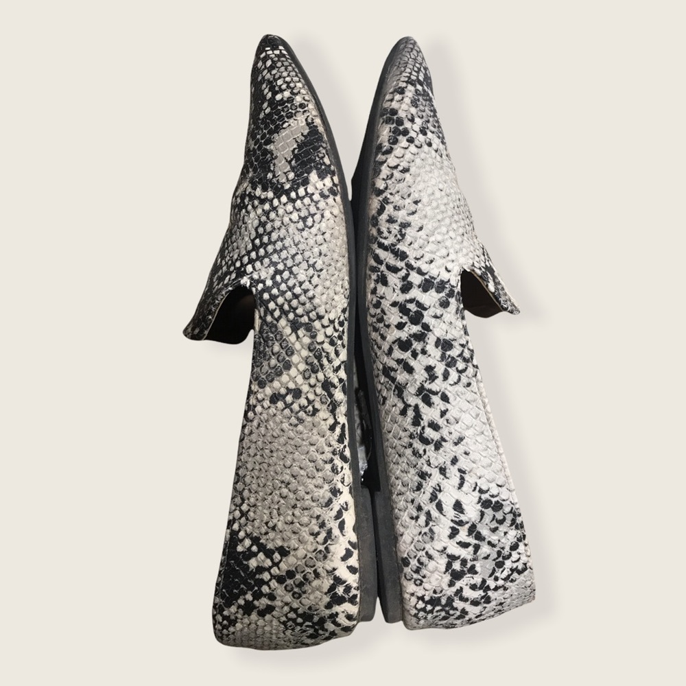 Qupid Snake Print Pointed Toe Flat Euc! - image 5